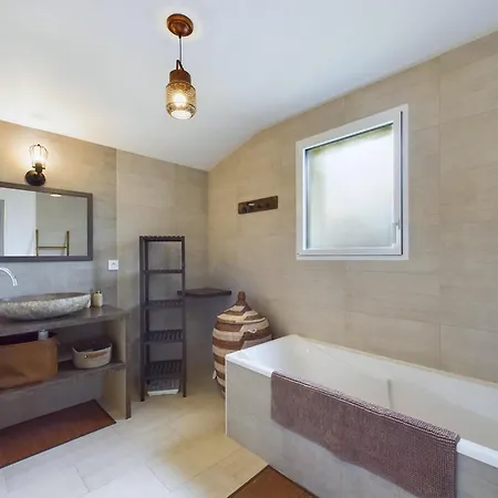 Maison Avec Jardin Et Jacuzzi Pour 8 Personnes بيت للعطل
