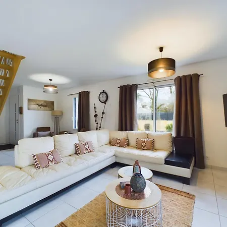 Maison Avec Jardin Et Jacuzzi Pour 8 Personnes بيت للعطل سا يْليرْ دو ري